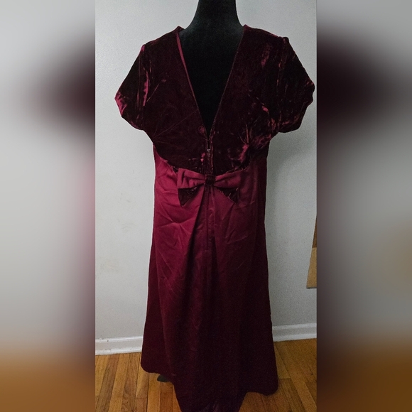 Cachet 20W Burgundy Satin and Velvet Short Sleeved Dress Empire Cherry Girl - Picture 4 of 13